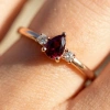 Minimal Yakut Kırmızısı Damla Taşlı Pırlanta Yüzük