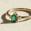 Minimal Zümrüt Yeşili Damla Taşlı Pırlanta Yüzük