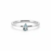 Bunter Eistropfen mit blauem Stein aus Goldring