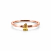 Ring aus Gold mit farbigem gelbem Tropfenstein