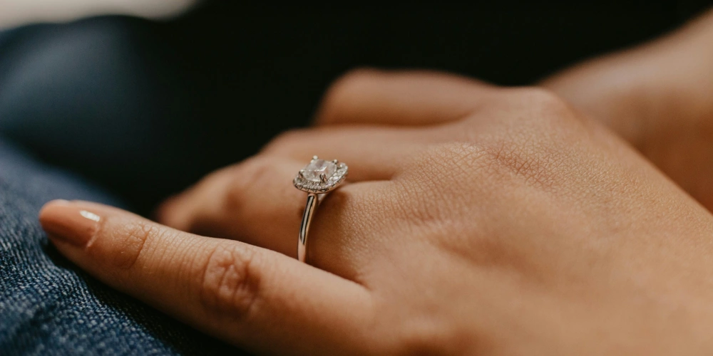 Aşkınızı Anlatan Işıltı : Doğru Evlilik Teklifi Yüzüğünü Nasıl Seçersiniz ?