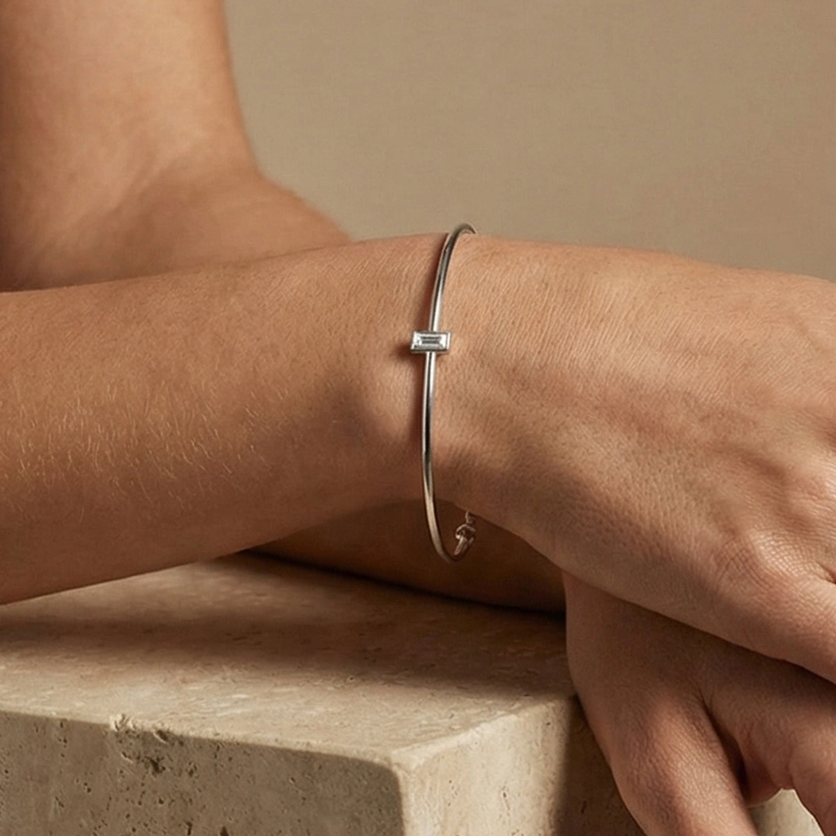 Baget Tek Taşlı Modern Altın Bileklik