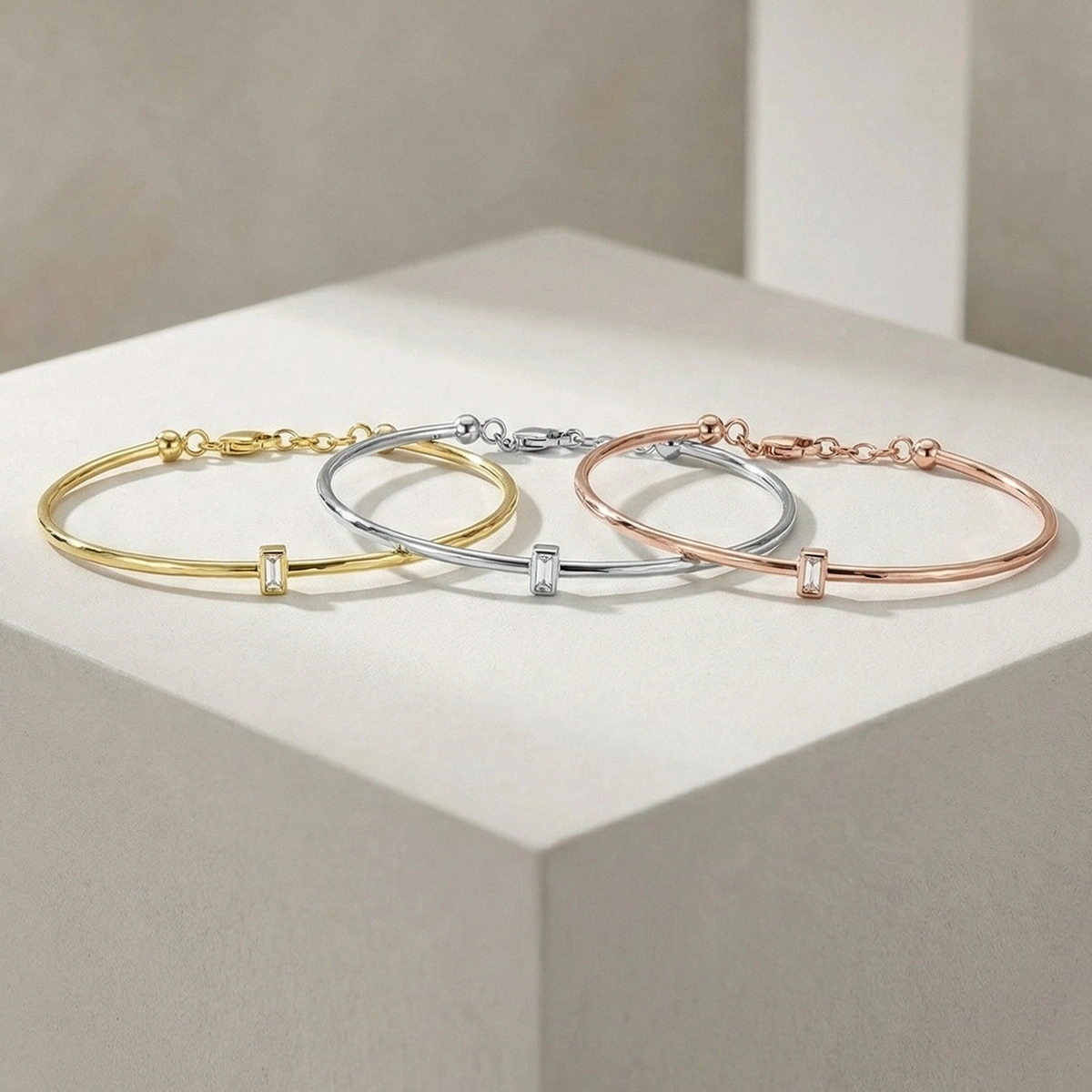 Baget Tek Taşlı Modern Altın Bileklik