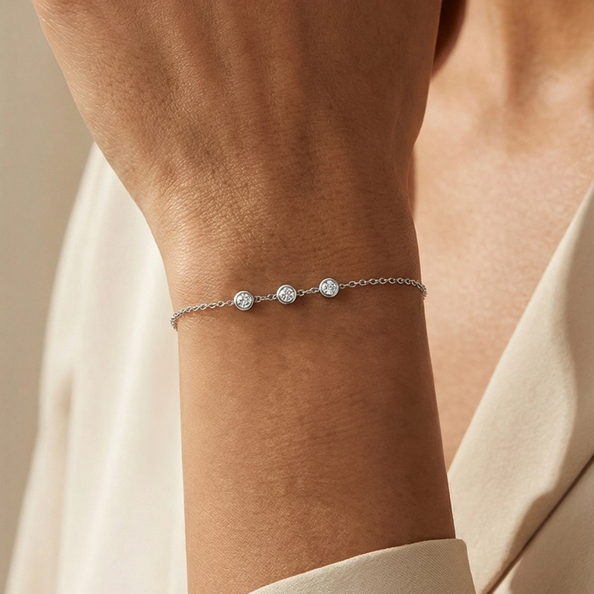 Üç Taşlı Zarif Altın Bileklik