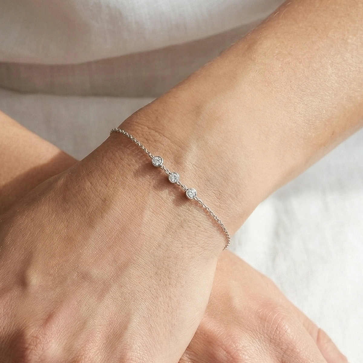 Üç Taşlı Zarif Altın Bileklik