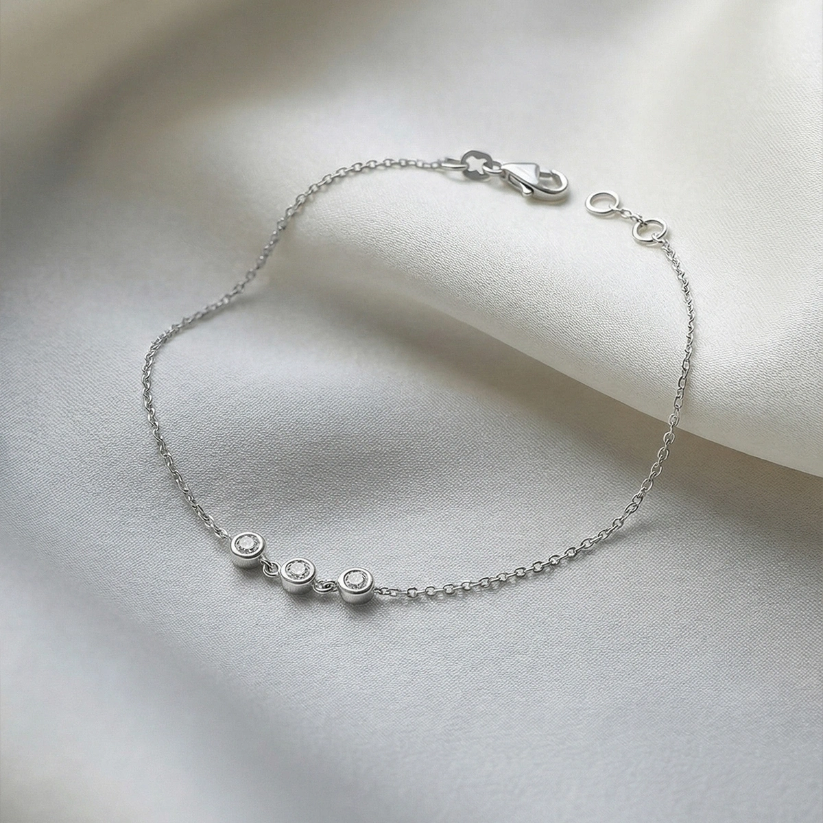 Üç Taşlı Zarif Altın Bileklik