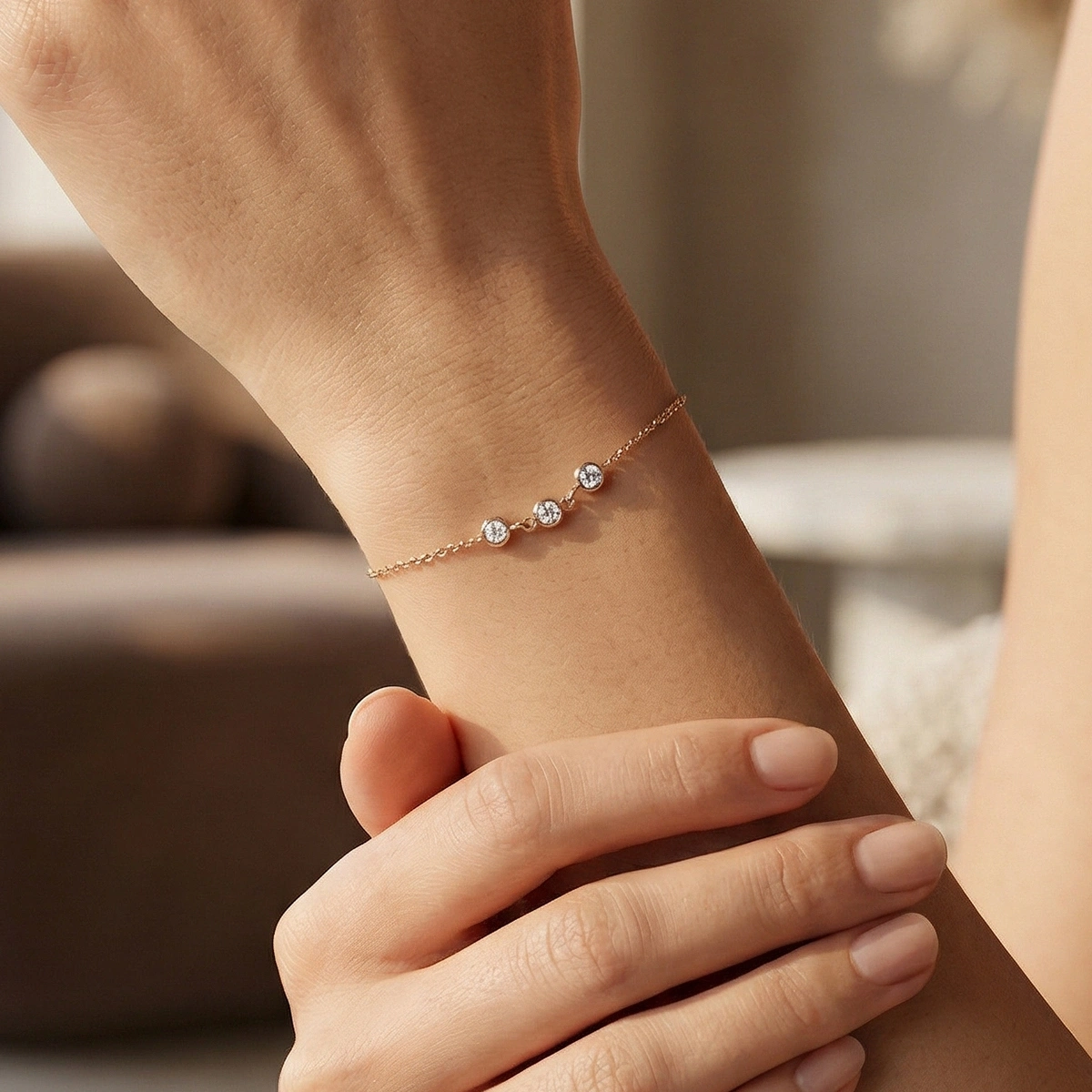 Üç Taşlı Zarif Altın Bileklik