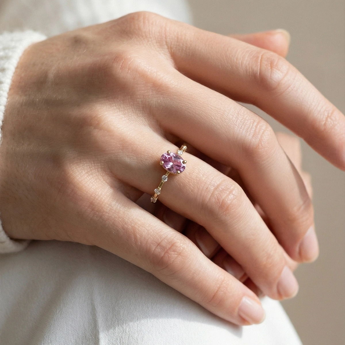 Kuvars Pembesi Oval Taşlı Pırlanta Yüzük