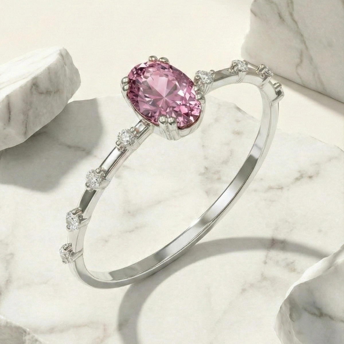 Kuvars Pembesi Oval Taşlı Pırlanta Yüzük