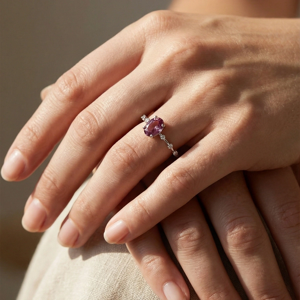 Kuvars Pembesi Oval Taşlı Pırlanta Yüzük