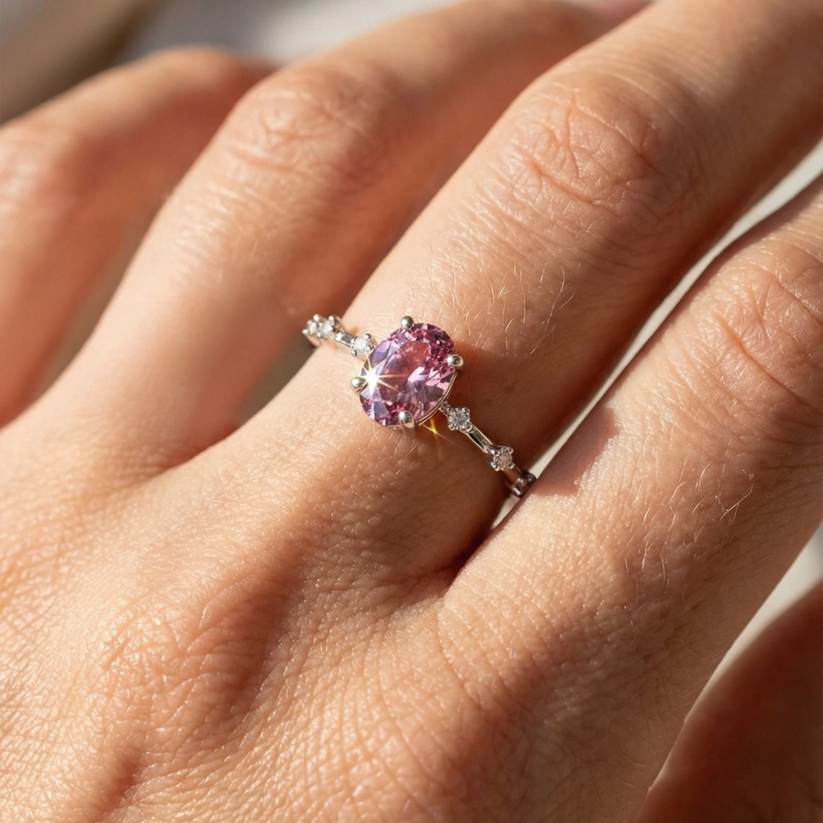 Kuvars Pembesi Oval Taşlı Pırlanta Yüzük