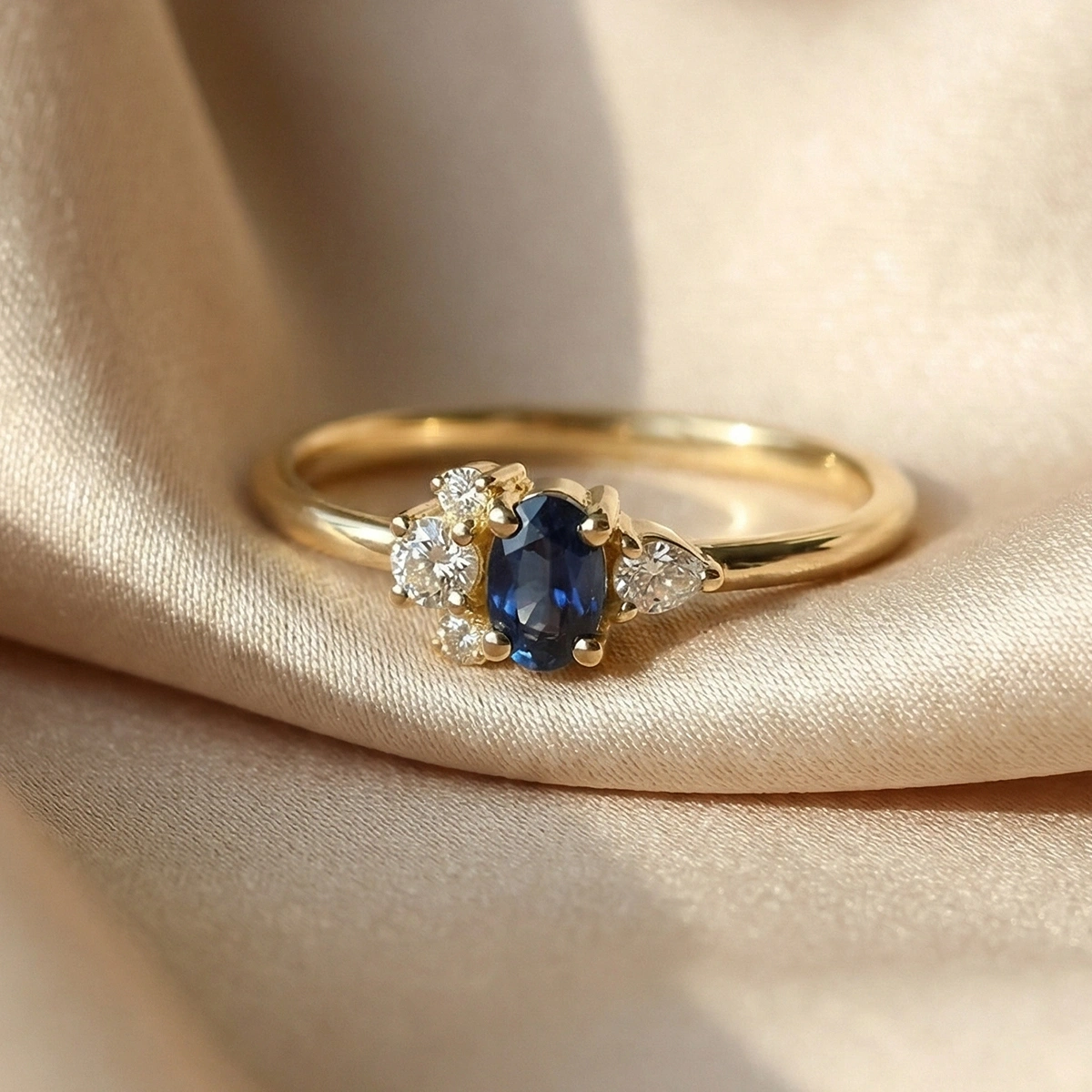 Gece Mavisi Oval Taşlı Pırlanta Yüzük