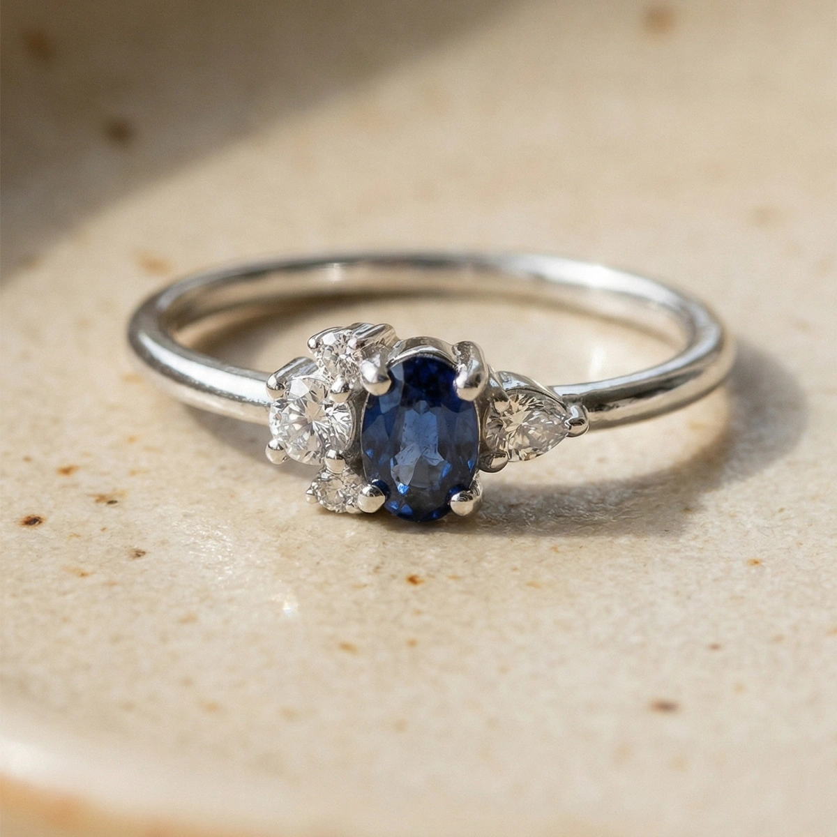 Gece Mavisi Oval Taşlı Pırlanta Yüzük