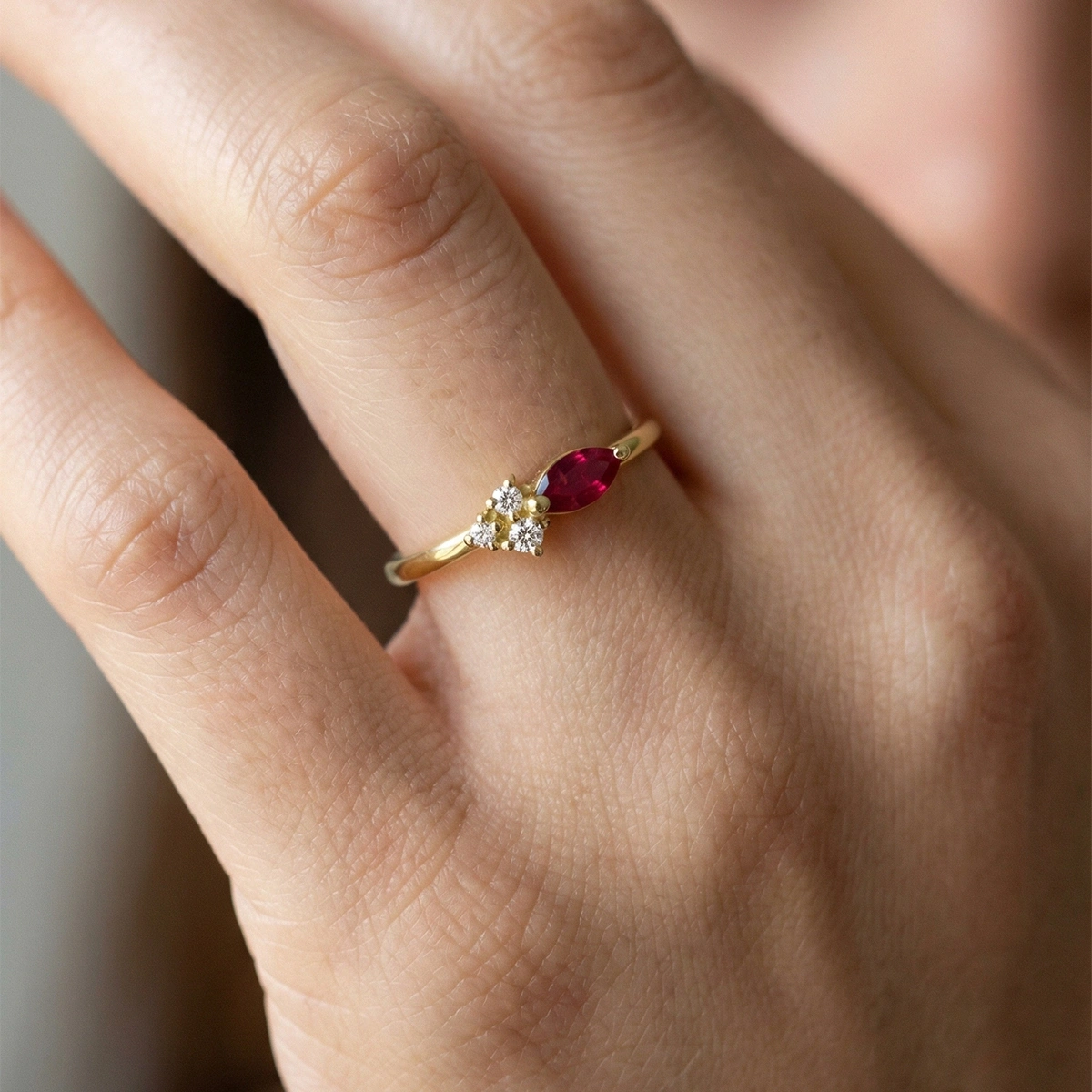 Yakut Kırmızısı Markiz Taşlı Pırlanta Yüzük