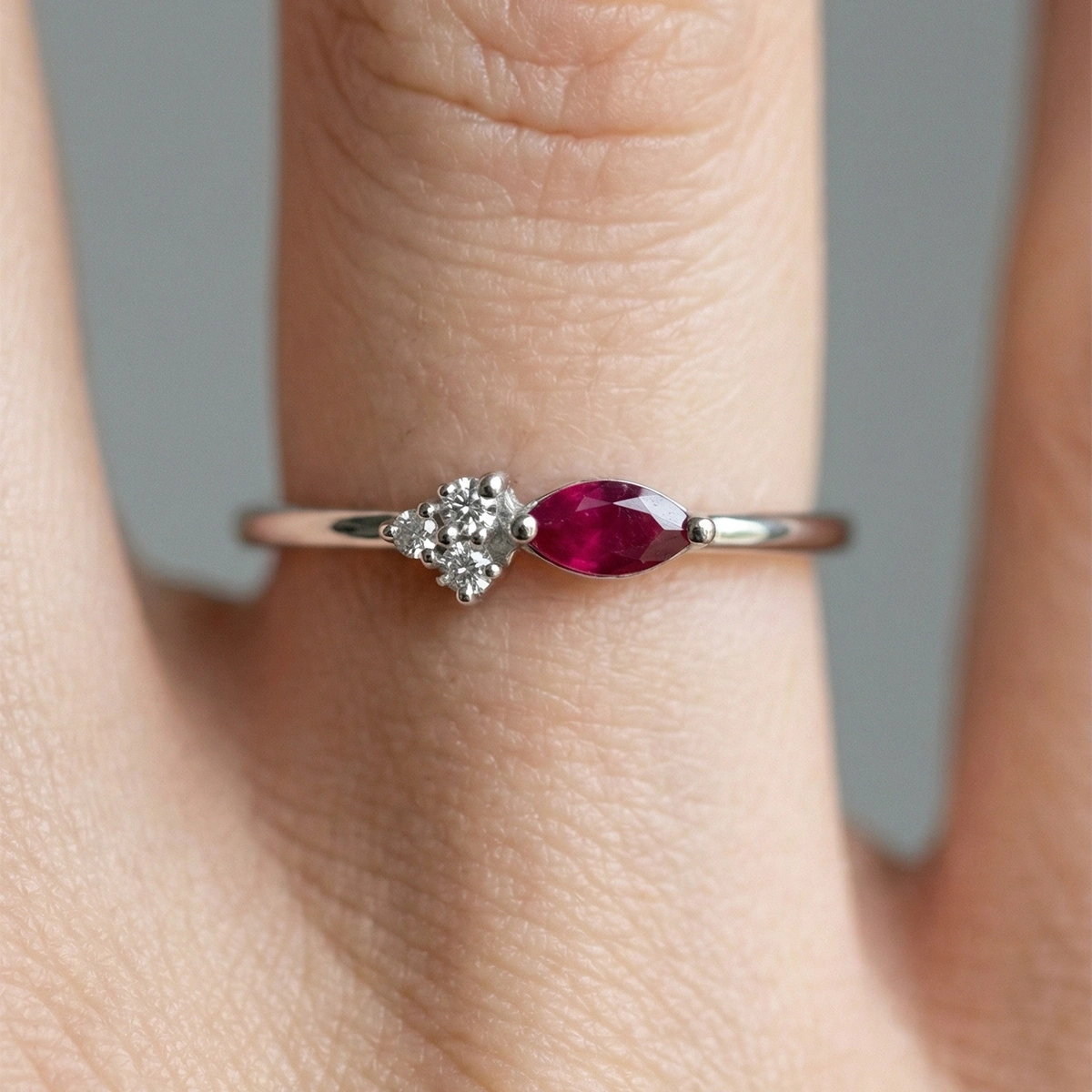 Yakut Kırmızısı Markiz Taşlı Pırlanta Yüzük