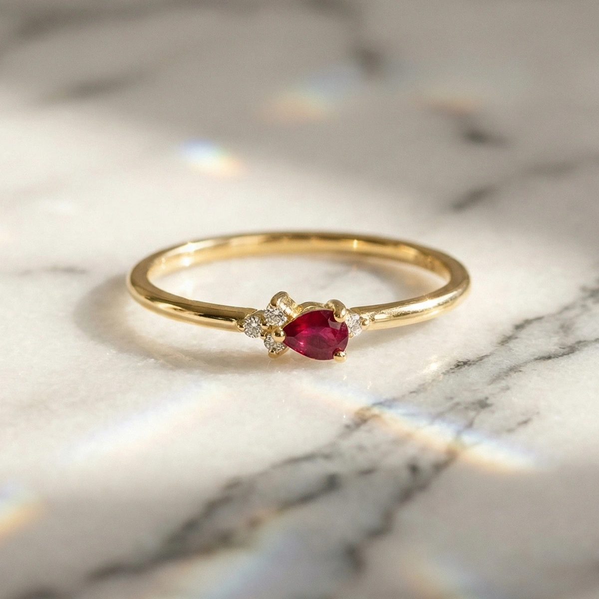 Minimal Yakut Kırmızısı Damla Taşlı Pırlanta Yüzük