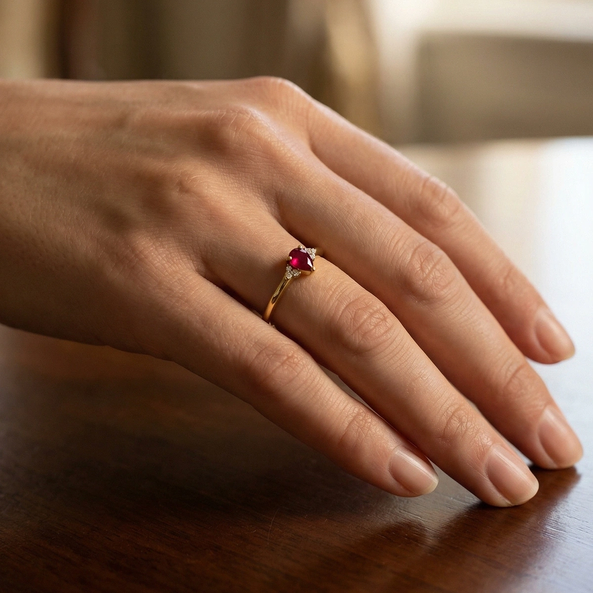 Minimal Yakut Kırmızısı Damla Taşlı Pırlanta Yüzük