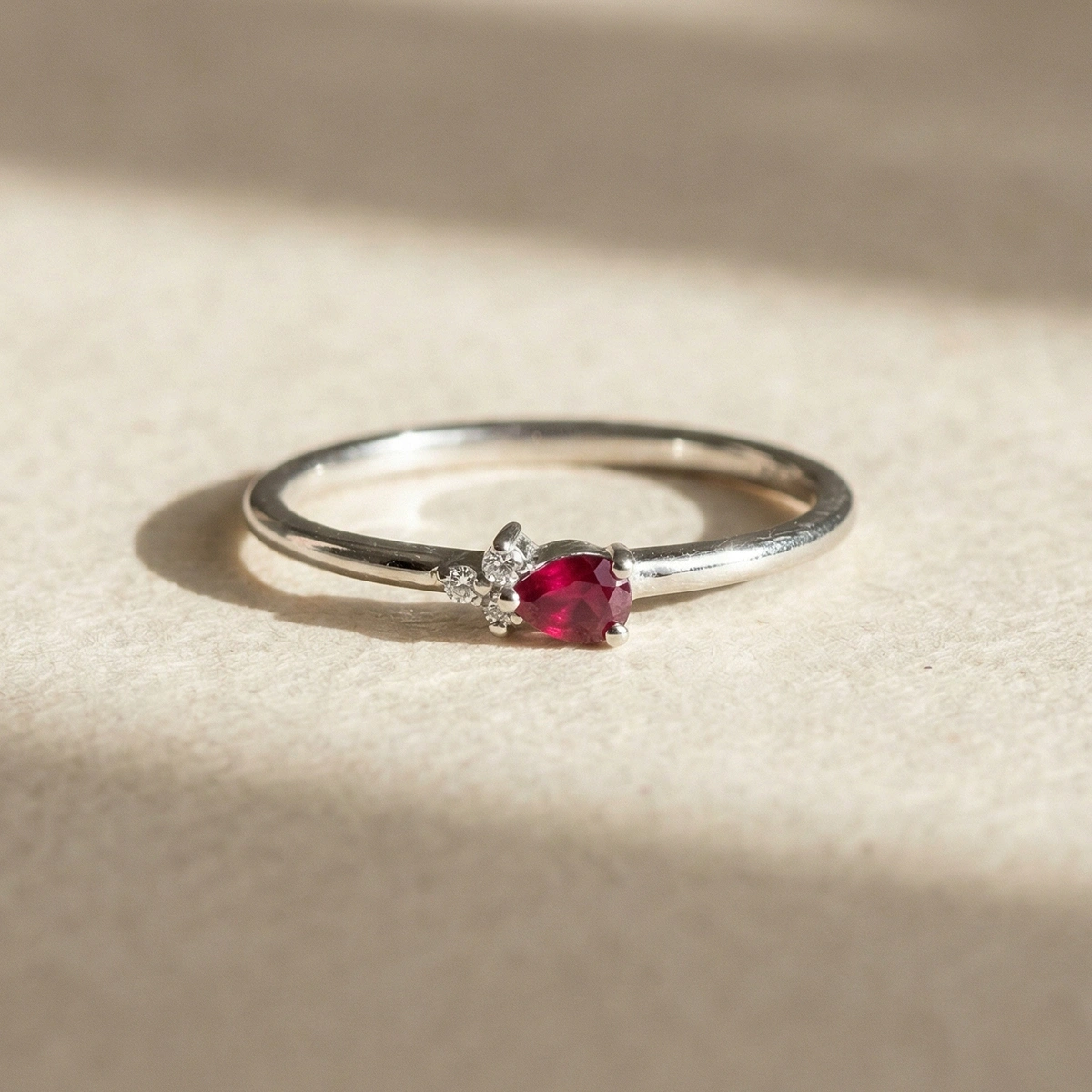 Minimal Yakut Kırmızısı Damla Taşlı Pırlanta Yüzük