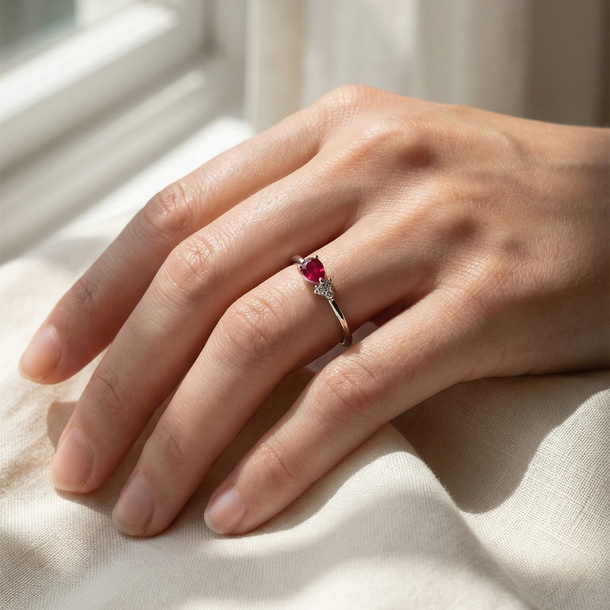 Minimal Yakut Kırmızısı Damla Taşlı Pırlanta Yüzük