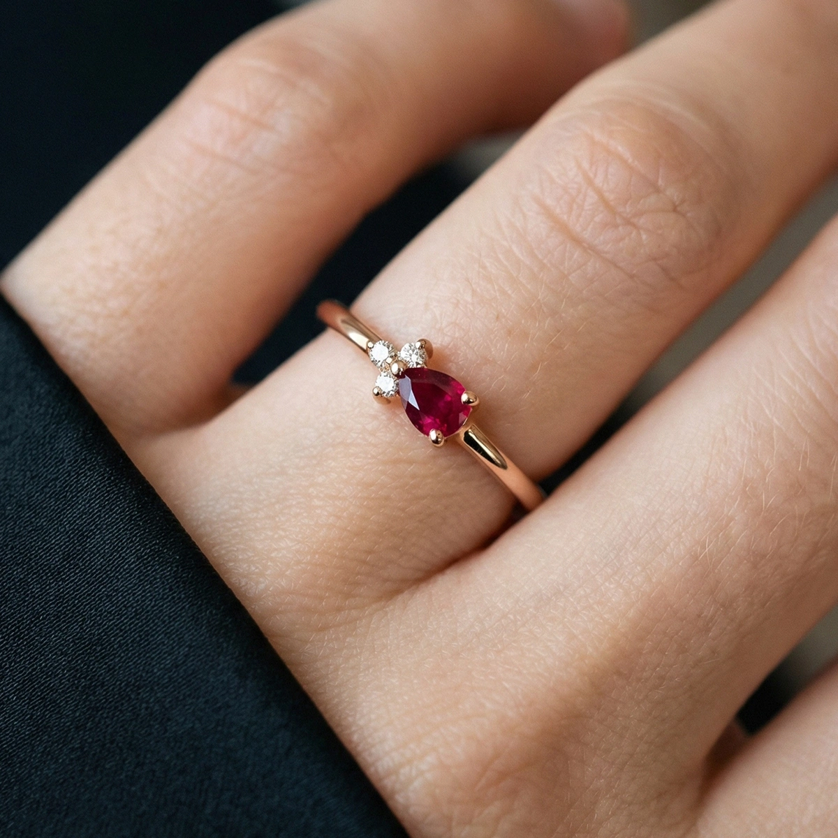 Minimal Yakut Kırmızısı Damla Taşlı Pırlanta Yüzük