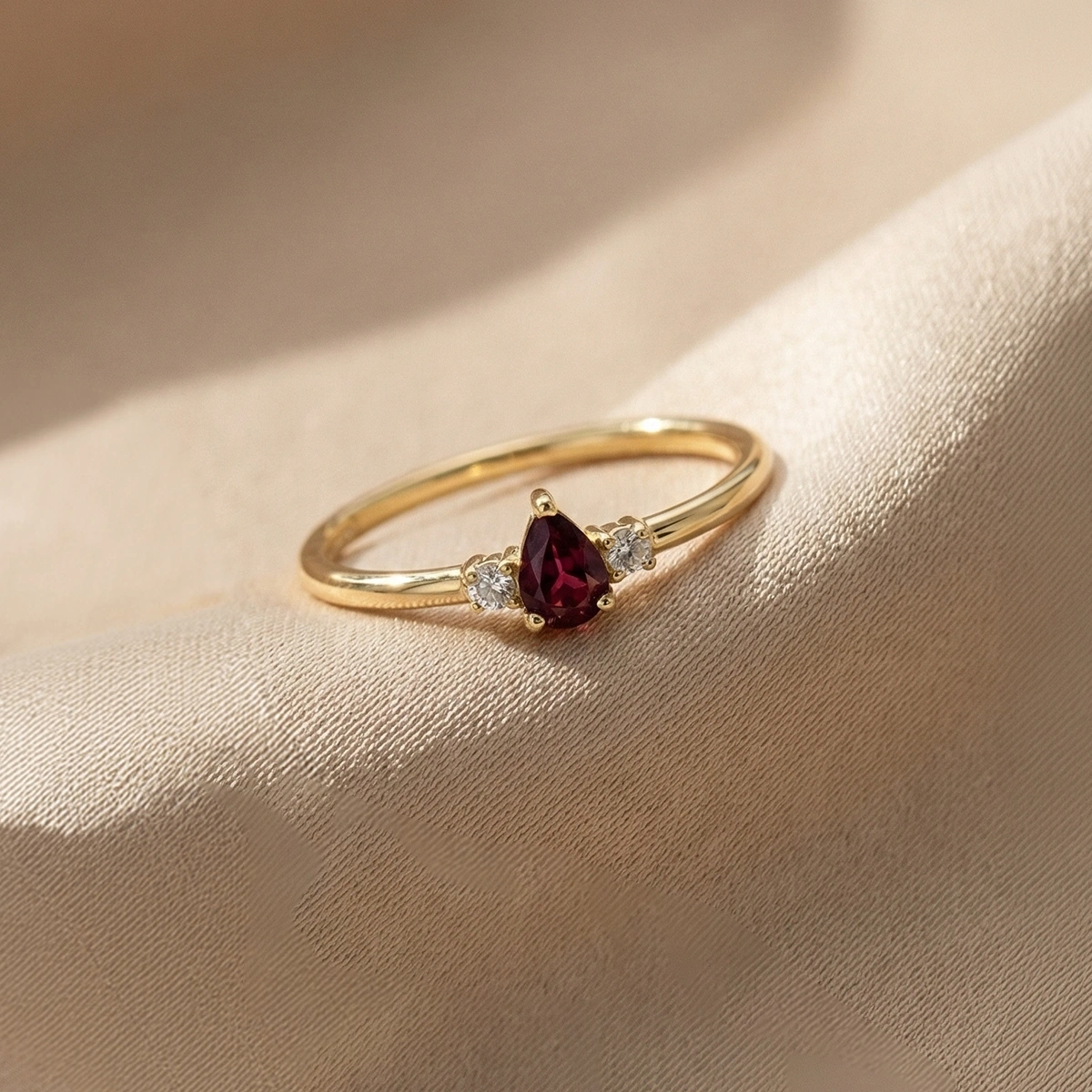 Minimal Yakut Kırmızısı Damla Taşlı Pırlanta Yüzük