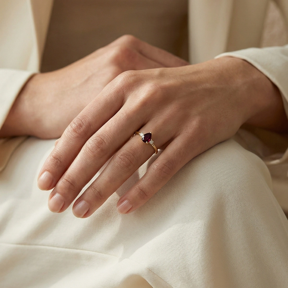 Minimal Yakut Kırmızısı Damla Taşlı Pırlanta Yüzük