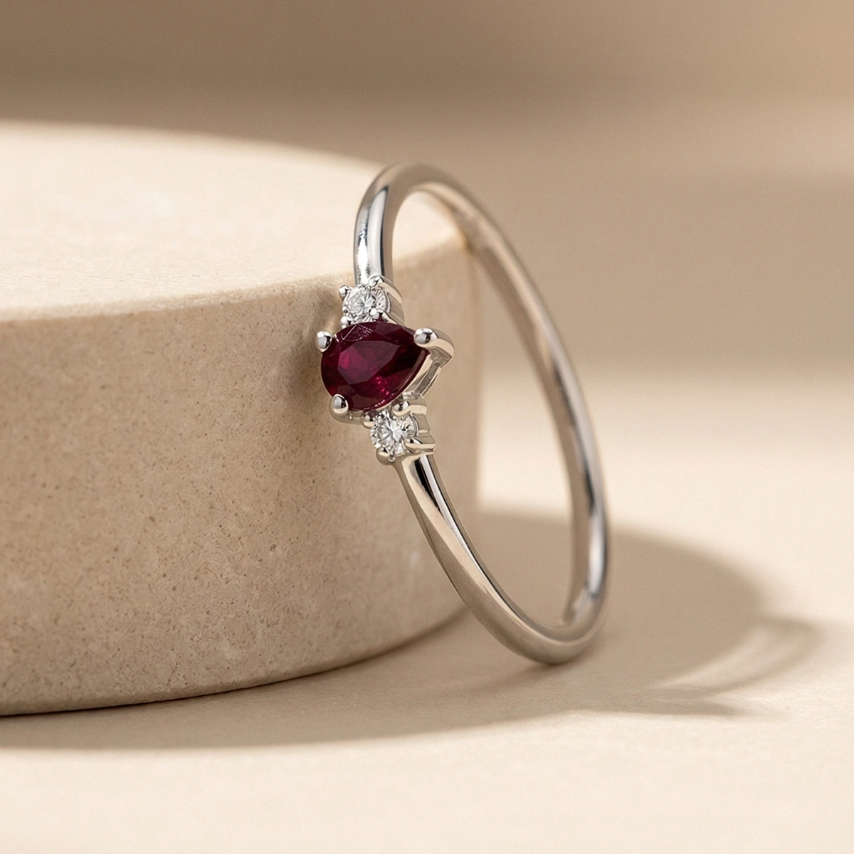 Minimal Yakut Kırmızısı Damla Taşlı Pırlanta Yüzük