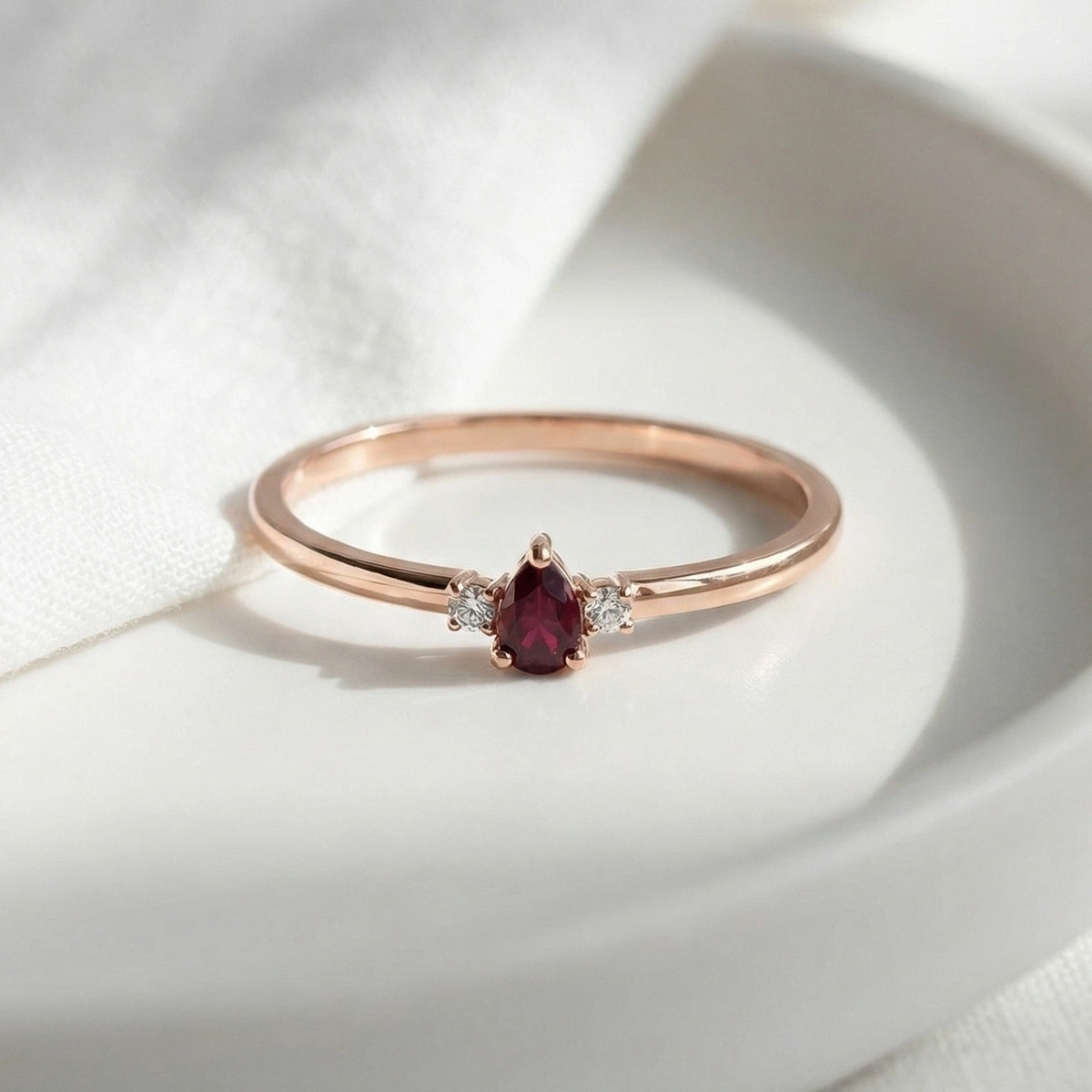 Minimal Yakut Kırmızısı Damla Taşlı Pırlanta Yüzük