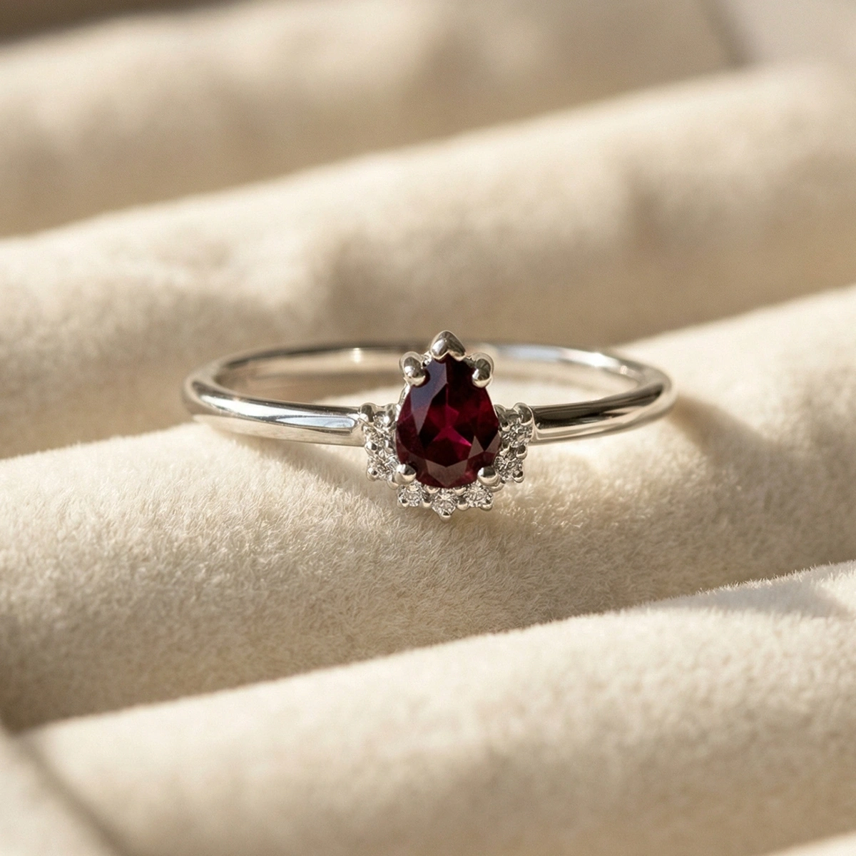 Yakut Kırmızısı Damla Taşlı Pırlanta Yüzük