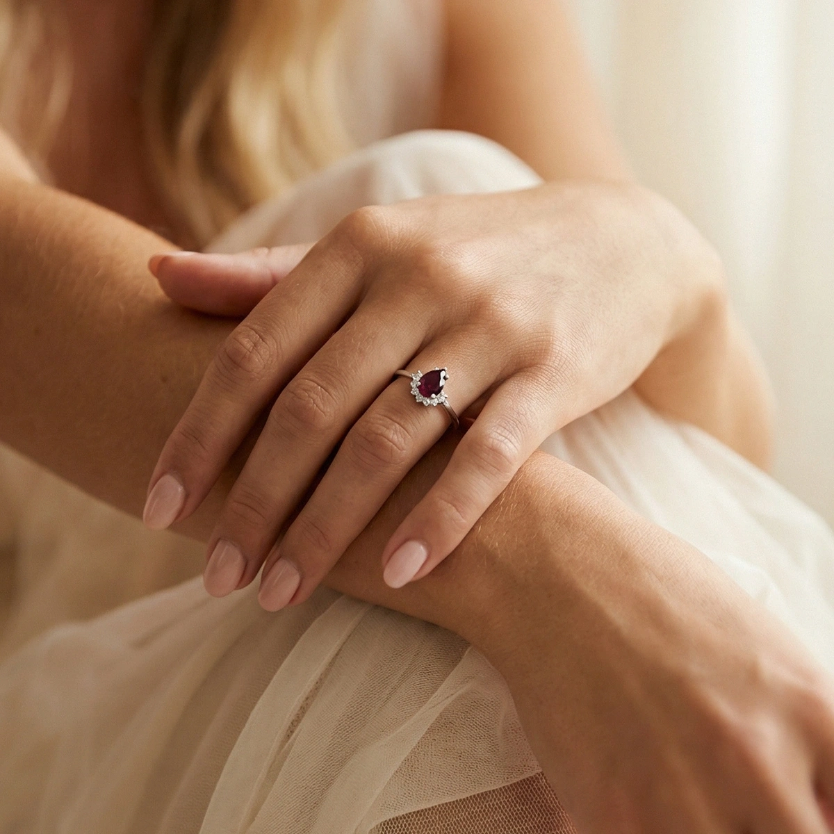 Yakut Kırmızısı Damla Taşlı Pırlanta Yüzük