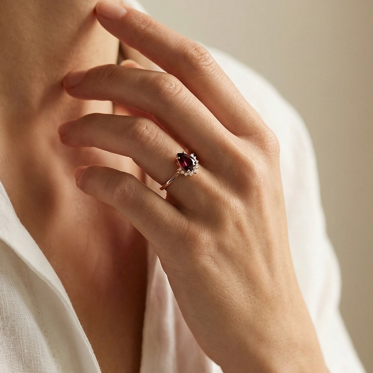 Yakut Kırmızısı Damla Taşlı Pırlanta Yüzük