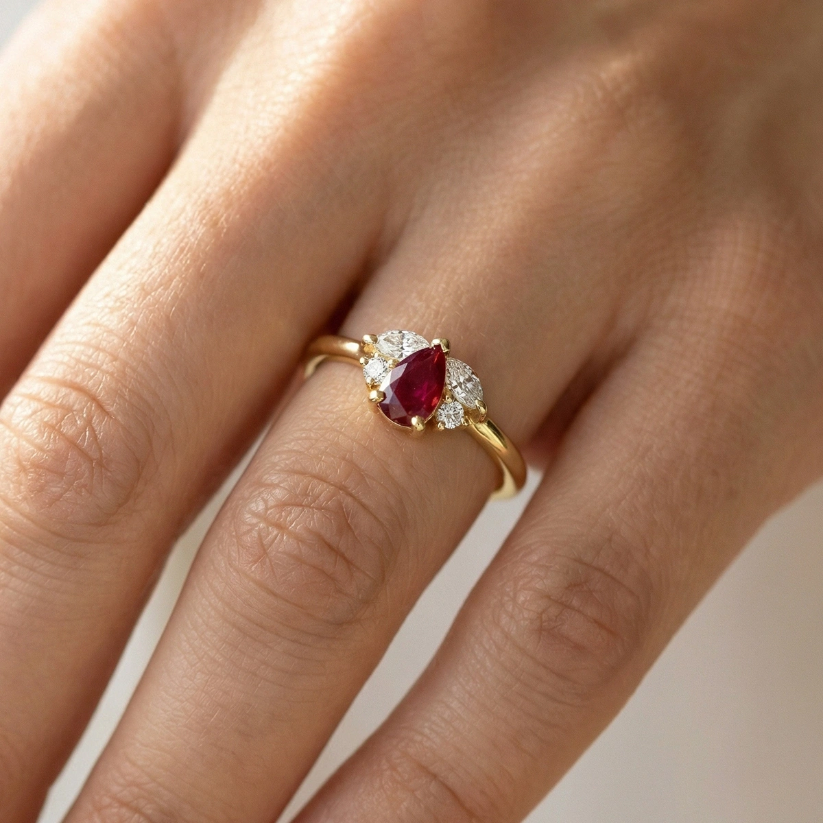 Yakut Kırmızısı Damla Taşlı Markiz Pırlanta Yüzük