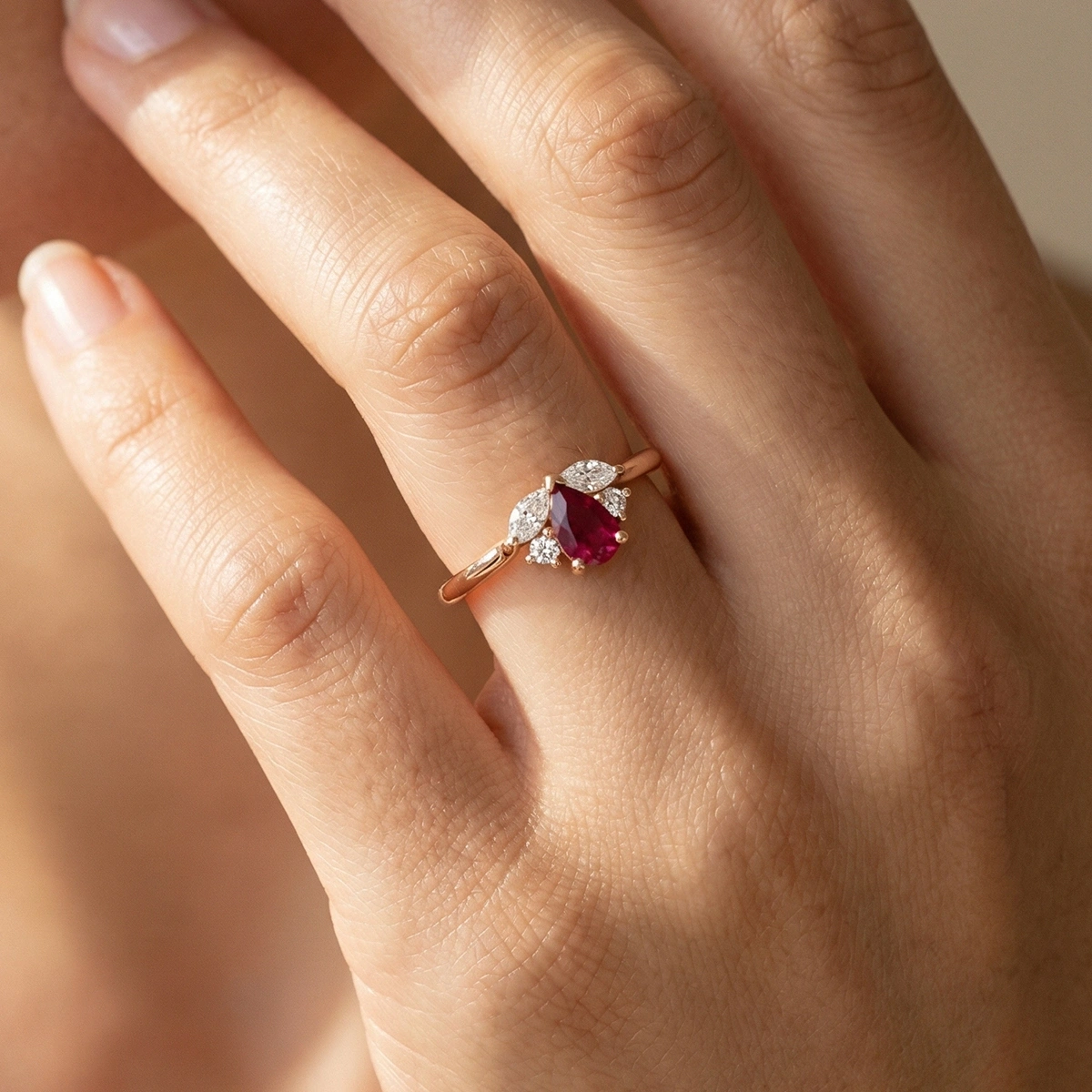 Yakut Kırmızısı Damla Taşlı Markiz Pırlanta Yüzük