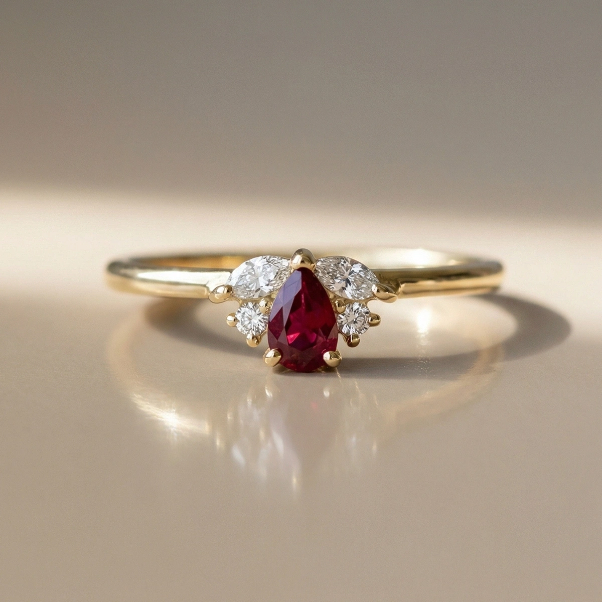 Yakut Kırmızısı Damla Taşlı Markiz Pırlanta Yüzük