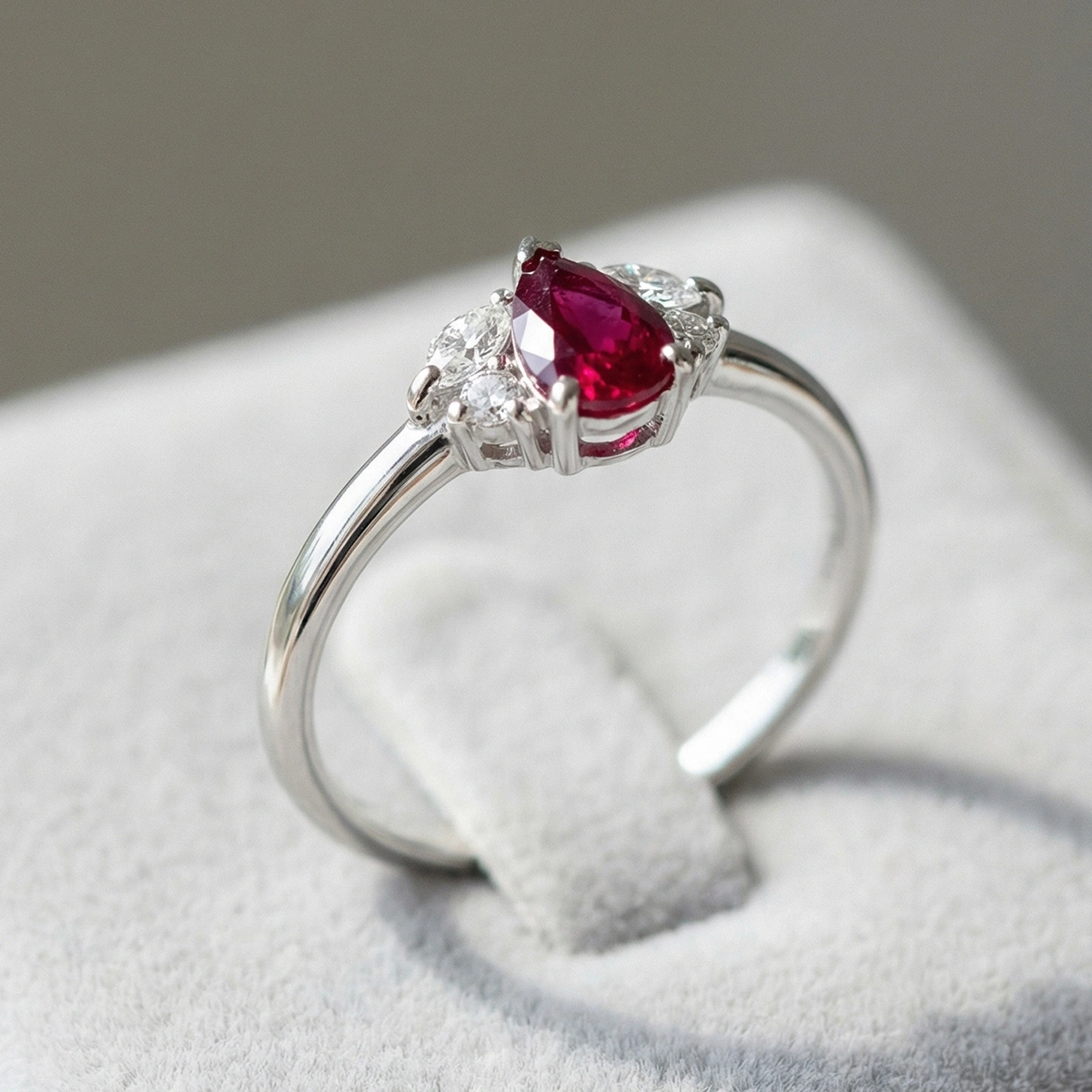 Yakut Kırmızısı Damla Taşlı Markiz Pırlanta Yüzük