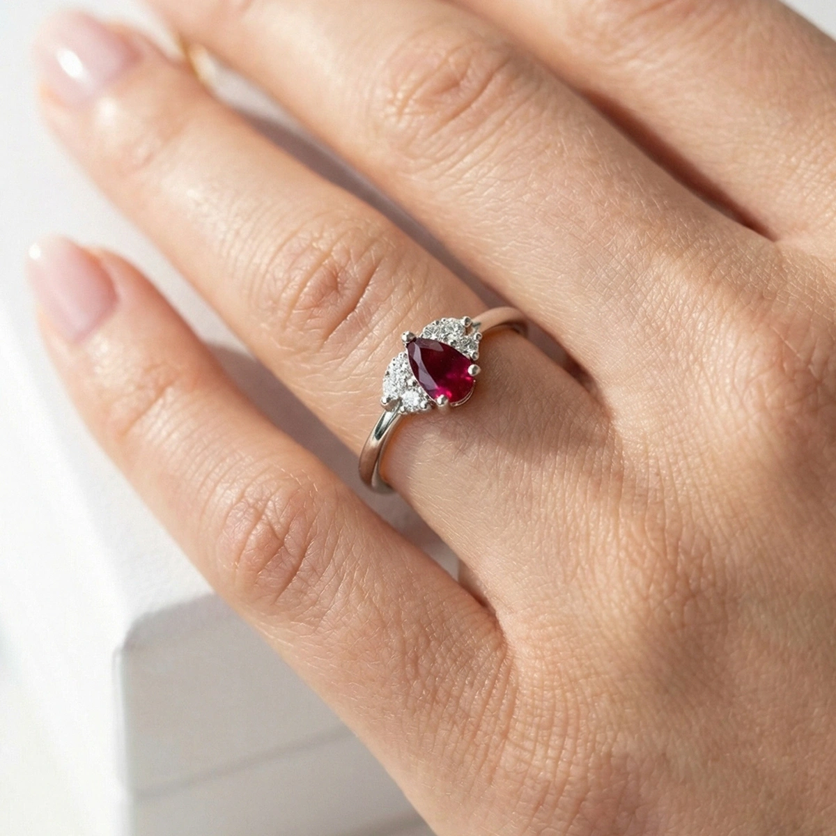 Yakut Kırmızısı Damla Taşlı Markiz Pırlanta Yüzük