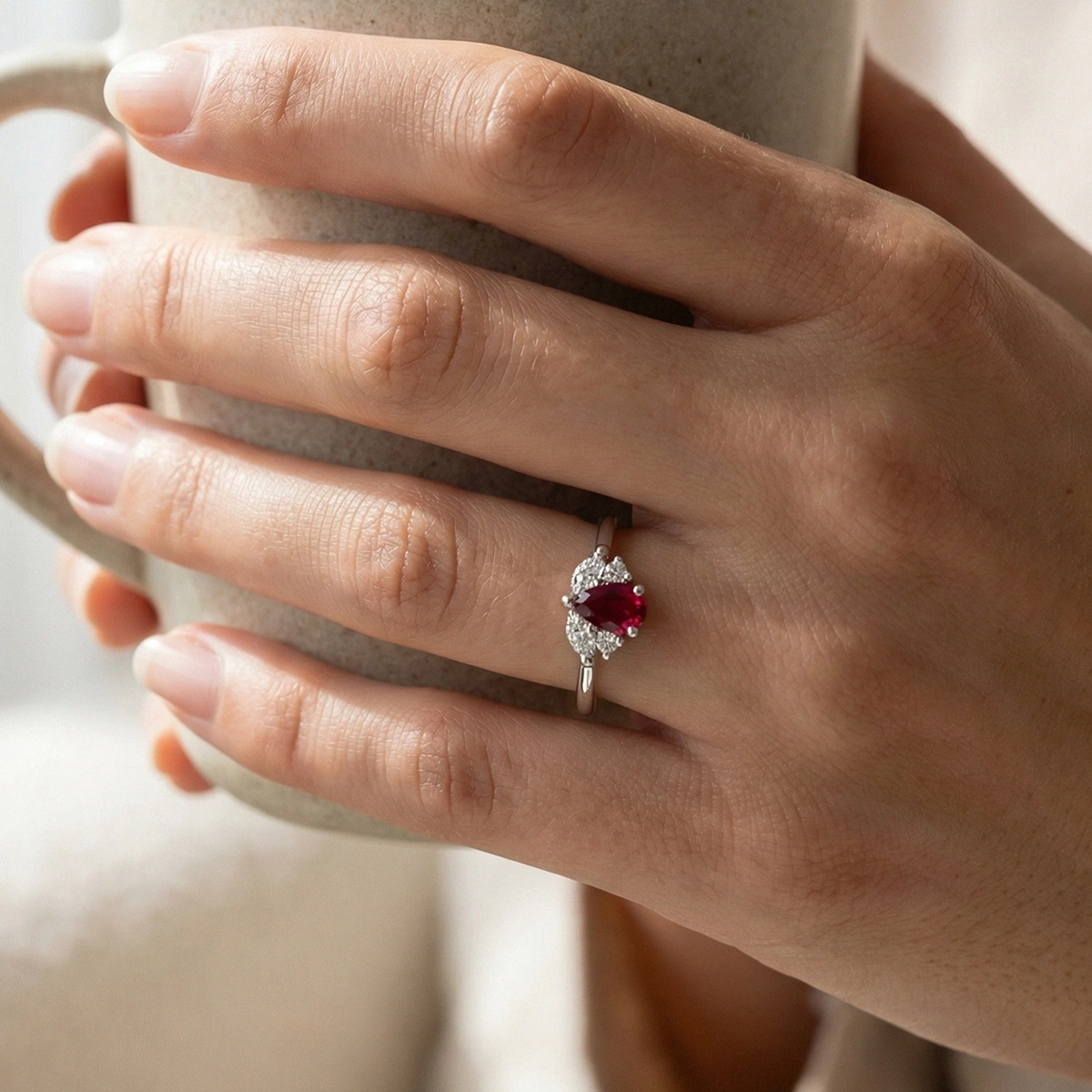 Yakut Kırmızısı Damla Taşlı Markiz Pırlanta Yüzük