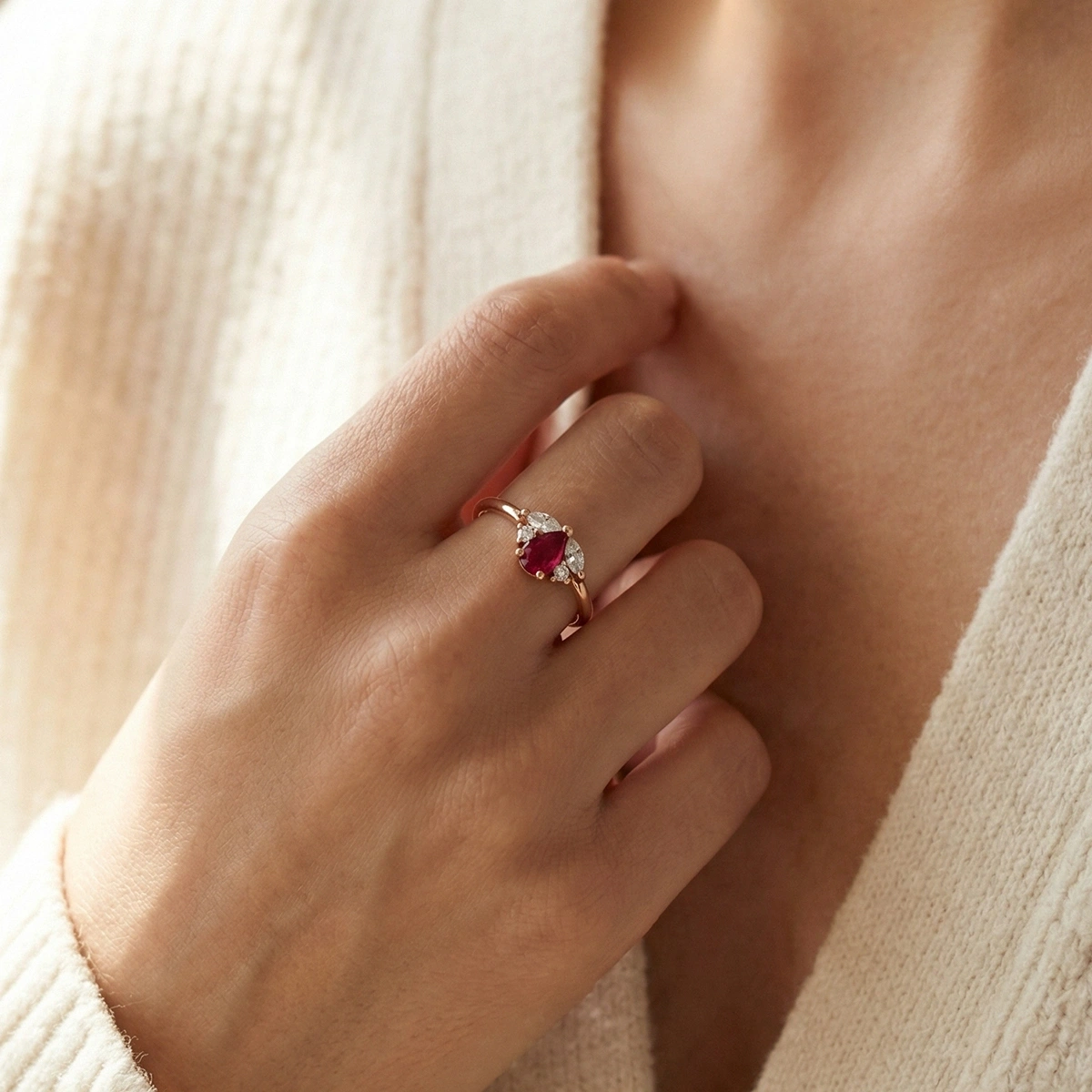 Yakut Kırmızısı Damla Taşlı Markiz Pırlanta Yüzük