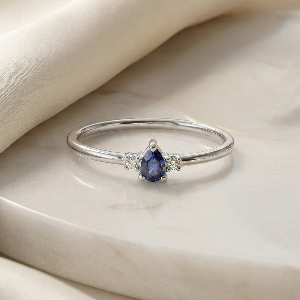 Minimal Gece Mavisi Damla Taşlı Pırlanta Yüzük