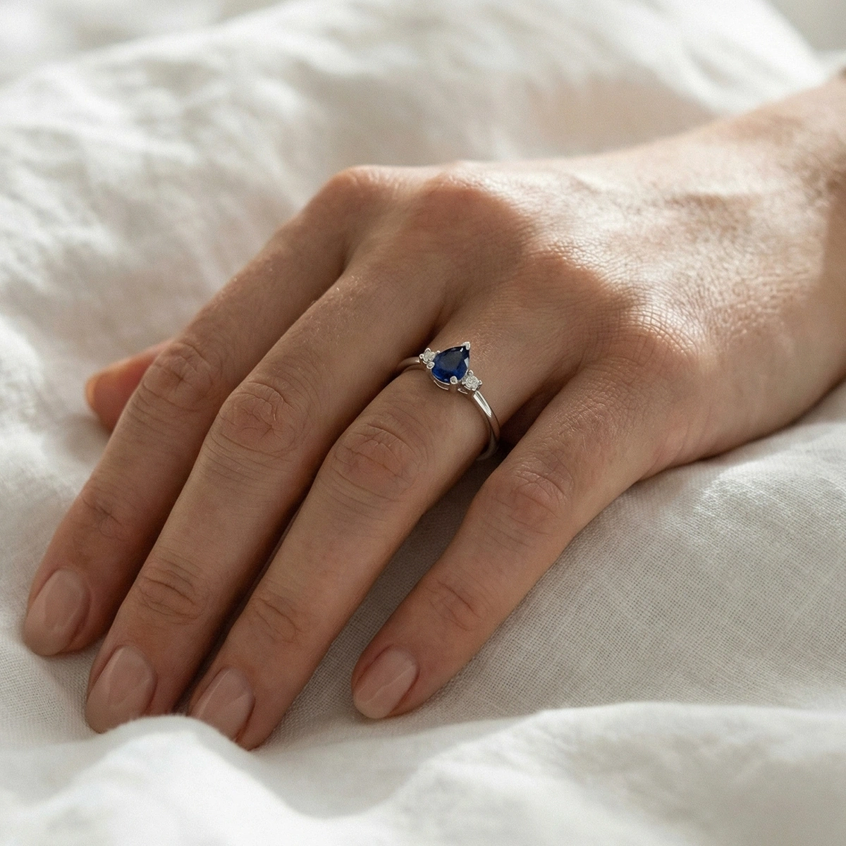 Minimal Gece Mavisi Damla Taşlı Pırlanta Yüzük