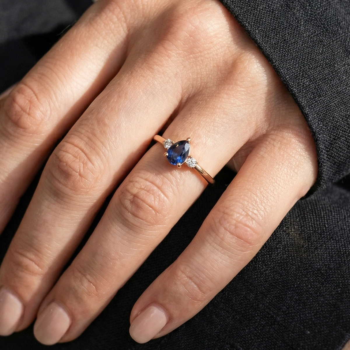 Minimal Gece Mavisi Damla Taşlı Pırlanta Yüzük