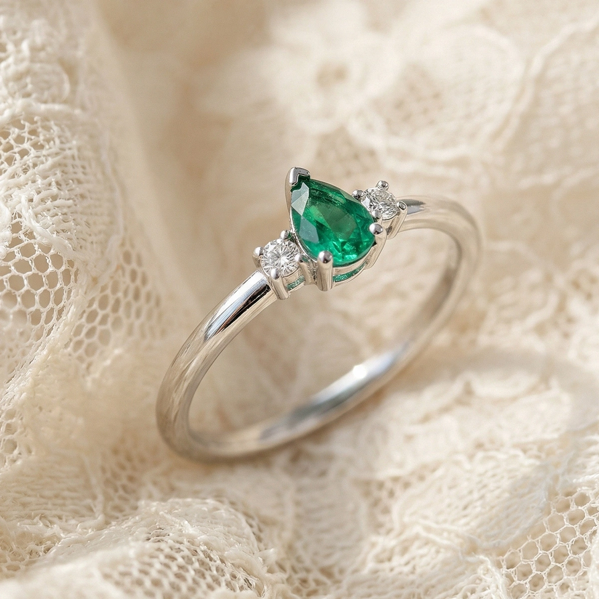 Minimal Zümrüt Yeşili Damla Taşlı Pırlanta Yüzük