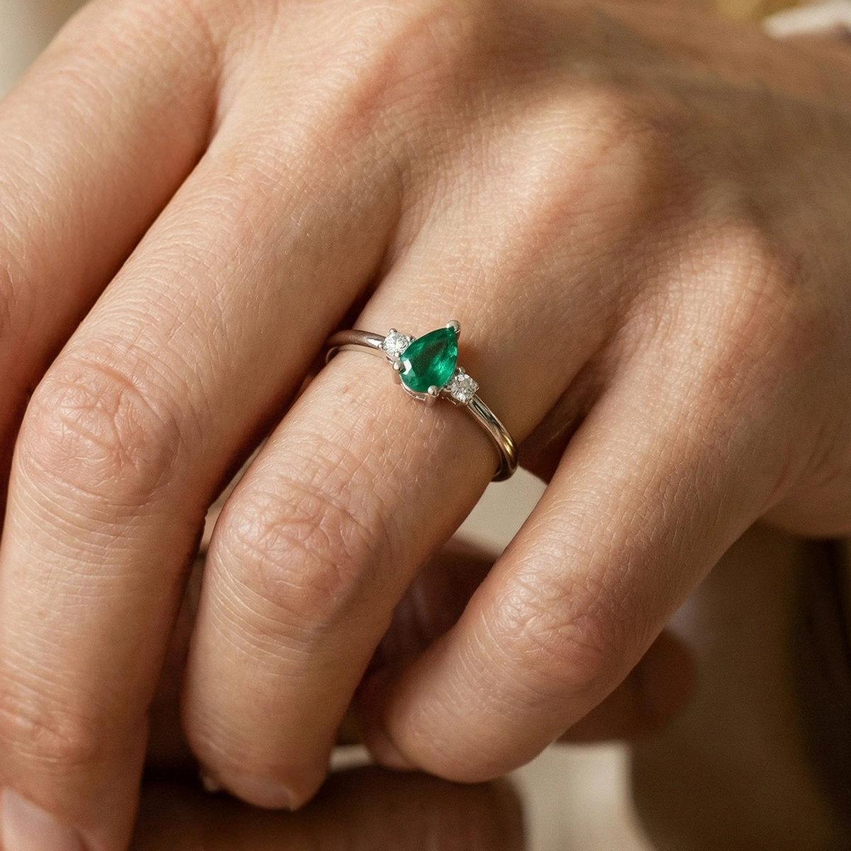 Minimal Zümrüt Yeşili Damla Taşlı Pırlanta Yüzük