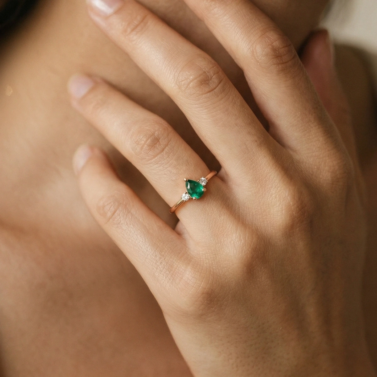 Minimal Zümrüt Yeşili Damla Taşlı Pırlanta Yüzük