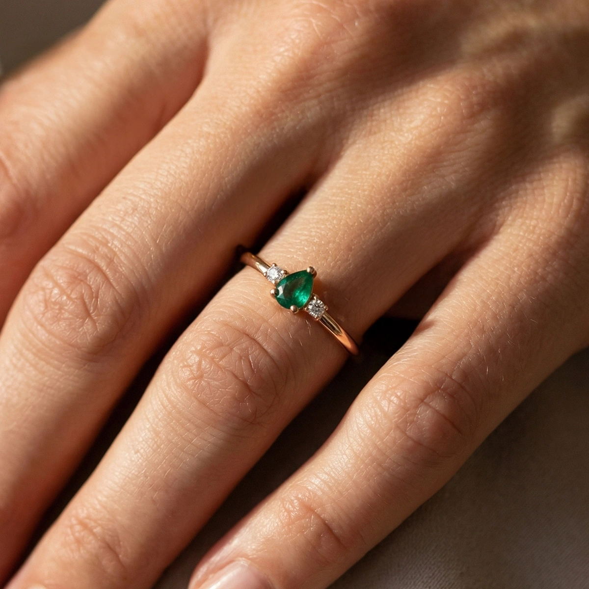 Minimal Zümrüt Yeşili Damla Taşlı Pırlanta Yüzük