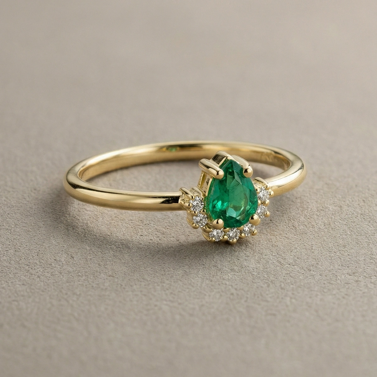 Zümrüt Yeşili Damla Taşlı Pırlanta Yüzük