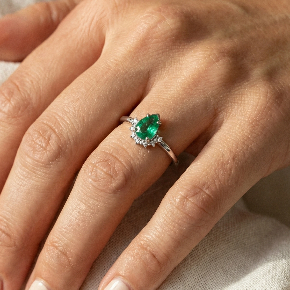 Zümrüt Yeşili Damla Taşlı Pırlanta Yüzük