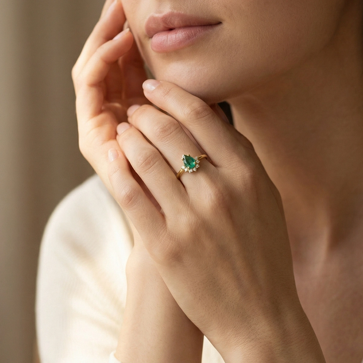 Zümrüt Yeşili Damla Taşlı Pırlanta Yüzük