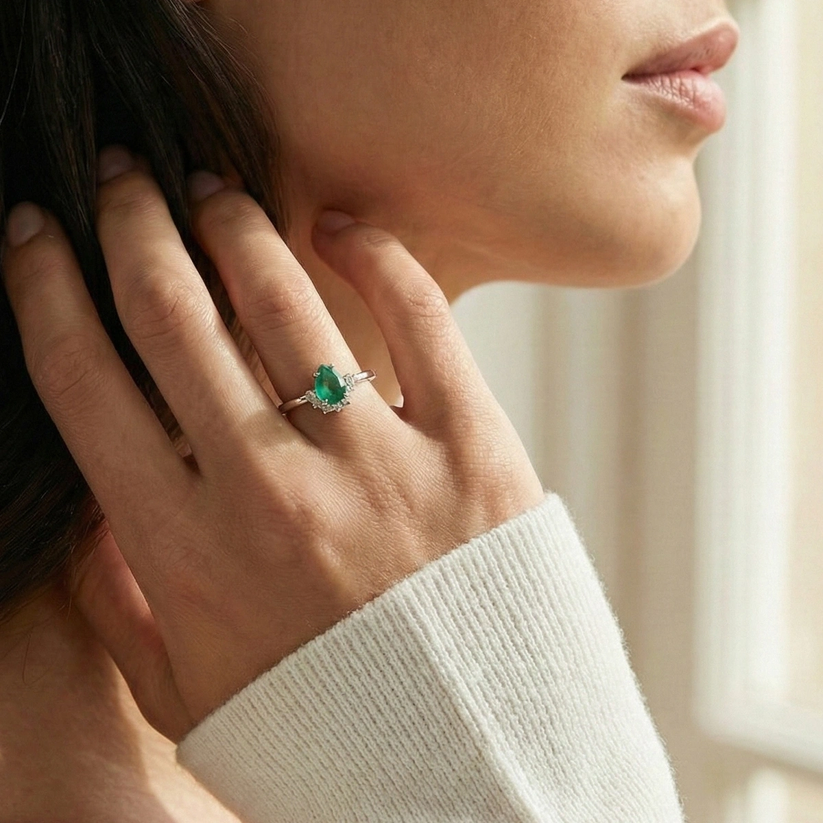 Zümrüt Yeşili Damla Taşlı Pırlanta Yüzük