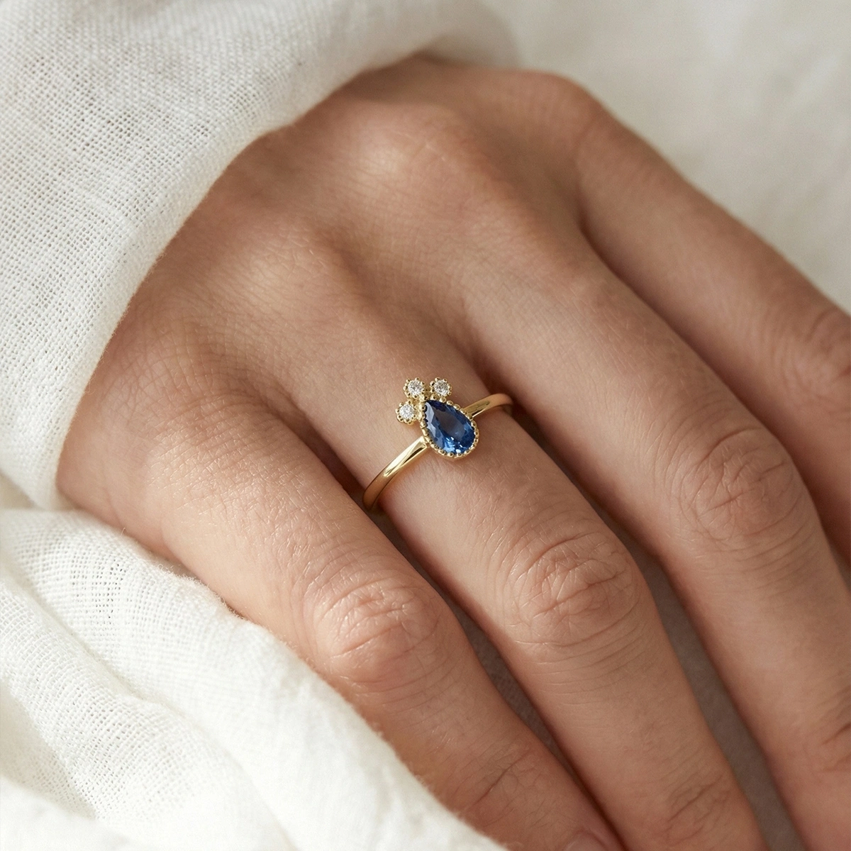 Gökyüzü Mavisi Damla Taşlı Pırlanta Yüzük